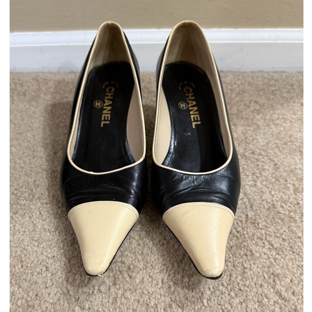 CHANEL Pumps 37.5 Black Beige Leather Cap Toe Pointed Kitten Heel Made Italy - Picture 4 of 14